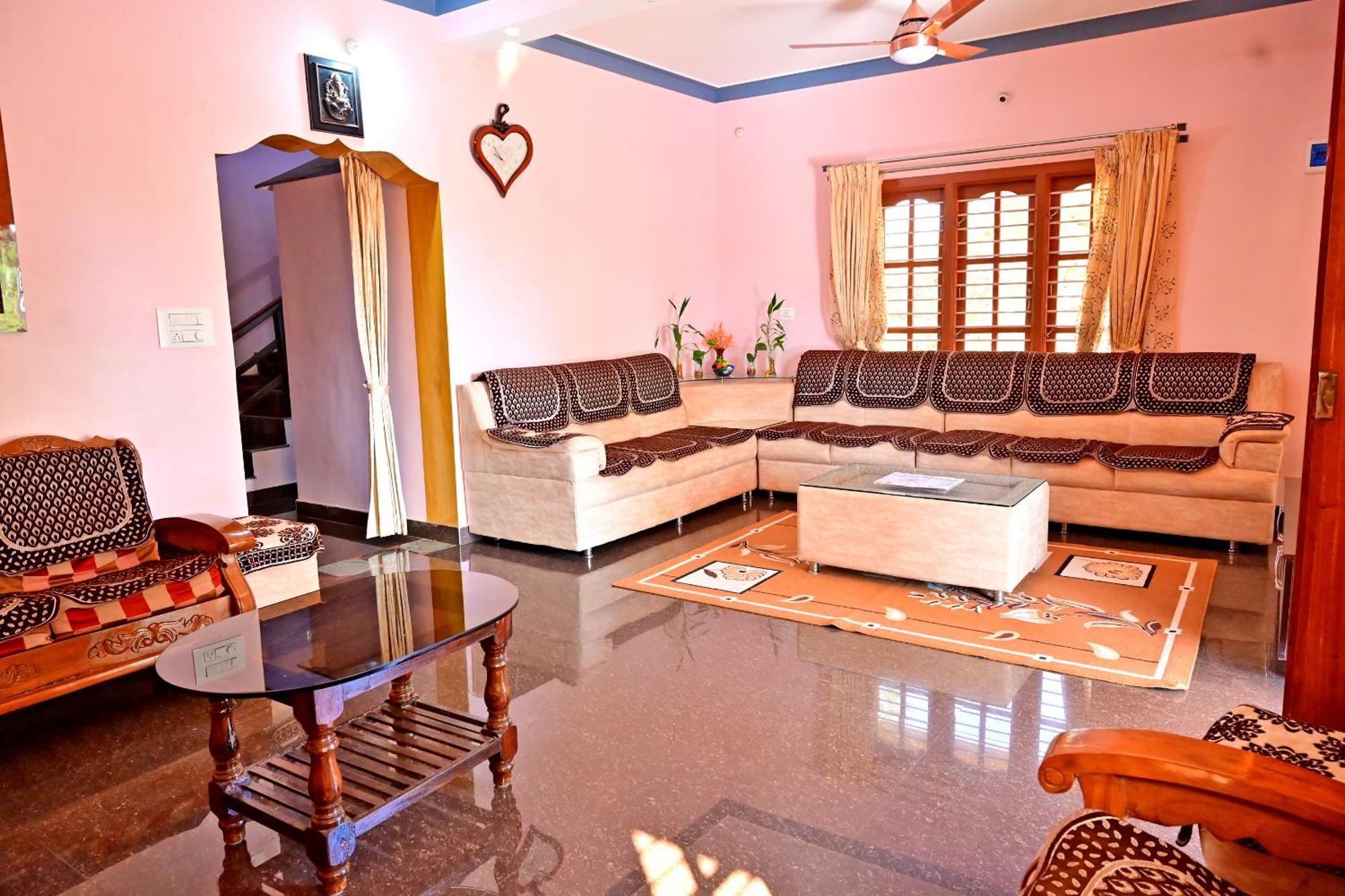 Hulihara Homestay - Full Villa, Coffee Estate & Balcony View 瑟格莱什布尔 外观 照片
